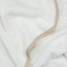 Zoom matière sur l'éponge blanche et le liseré beige
