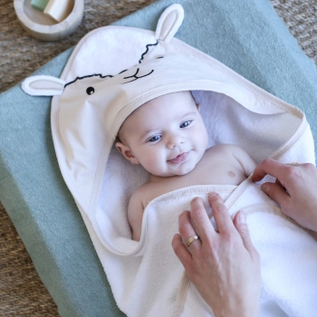 Mom drying her baby with the beige bath cape with small sheep ears