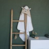 sortie de bain mouton déposé sur une échelle décorative dans la salle de bain