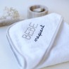 Inszenierung des gefalteten Baby-Badehandtuchs mit seiner gestickten Aufschrift "süßes Baby"