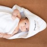 Bébé bien au chaud dans sa cape de bain sur son matelas à langer