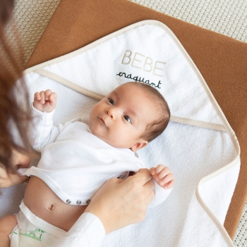 Baby die verschoond wordt door zijn mama op de badcape schattige baby