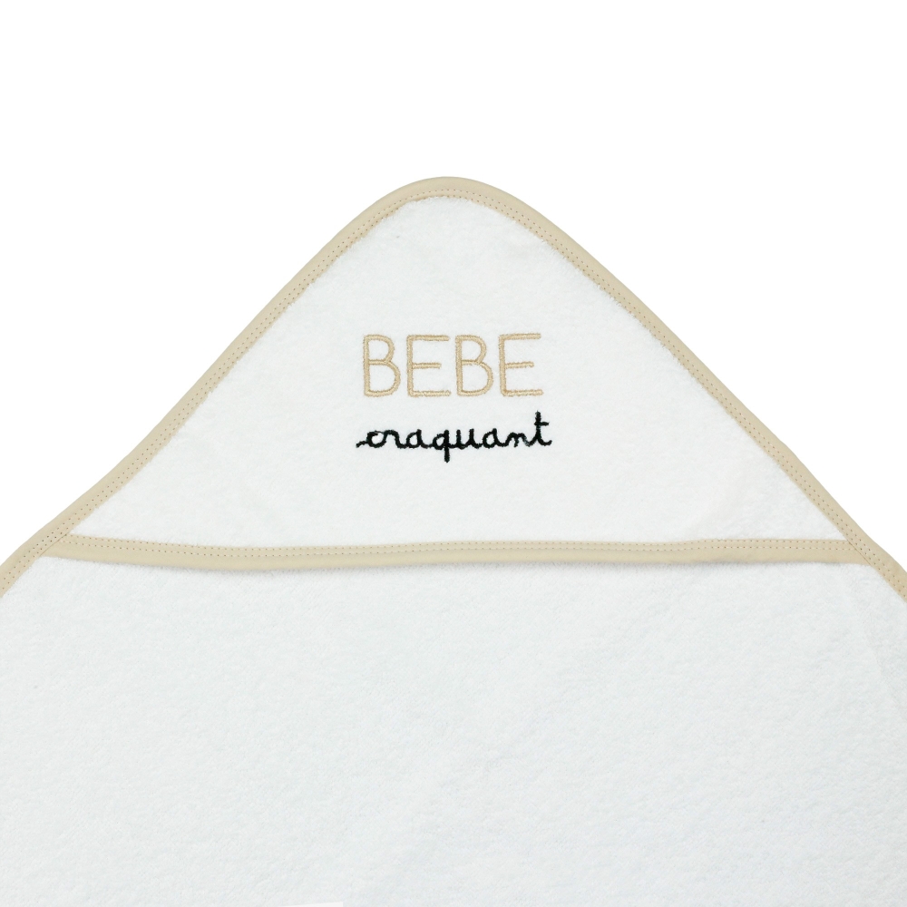 Nahaufnahme der in beige und schwarz gestickten Schrift "süßes Baby"