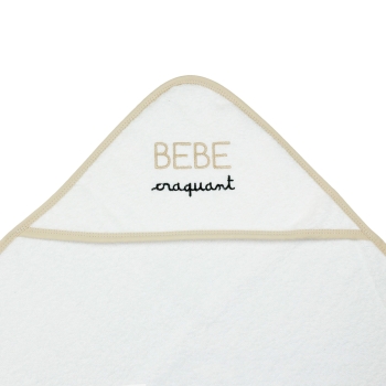 Zoom sobre la escritura "bebé adorable" bordada en beige y negro