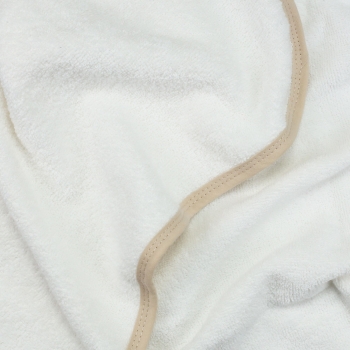 Zoom sobre la materia de rizo suave de la salida de baño del bebé