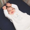 bébé trop content dans sa gigoteuse moucheté