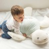 Bébé qui s'amuse avec sa grande peluche toute douce tortue