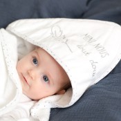 bébé dans sa cape de bain mini nous
