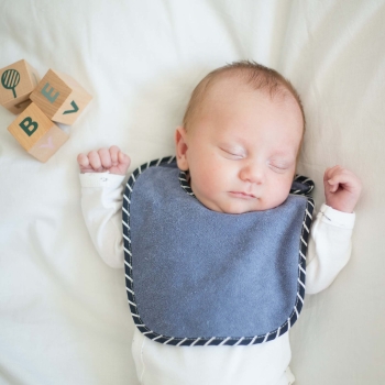 babyjongen met zijn mooie effen blauwe slabbetje