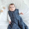Baby in seinem marineblauen Sommerschlafsack mit Love-Motiv
