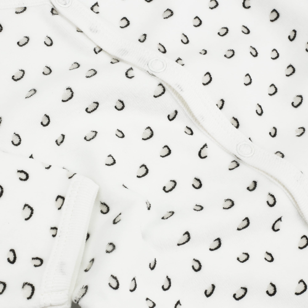 Zoom sur les petits motifs Léopard du pyjama