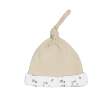 beige en wit geboorte mutsje