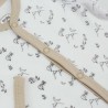 Zoom de los motivos bosque del pijama de terciopelo