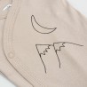 zoom sul disegno con le due cime e la luna del body nascita