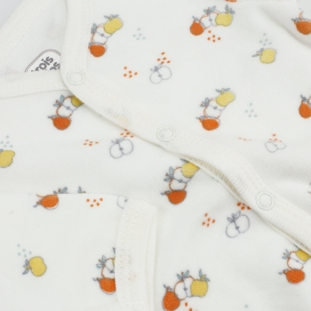 Zoom op de print van de fluwelen pyjama