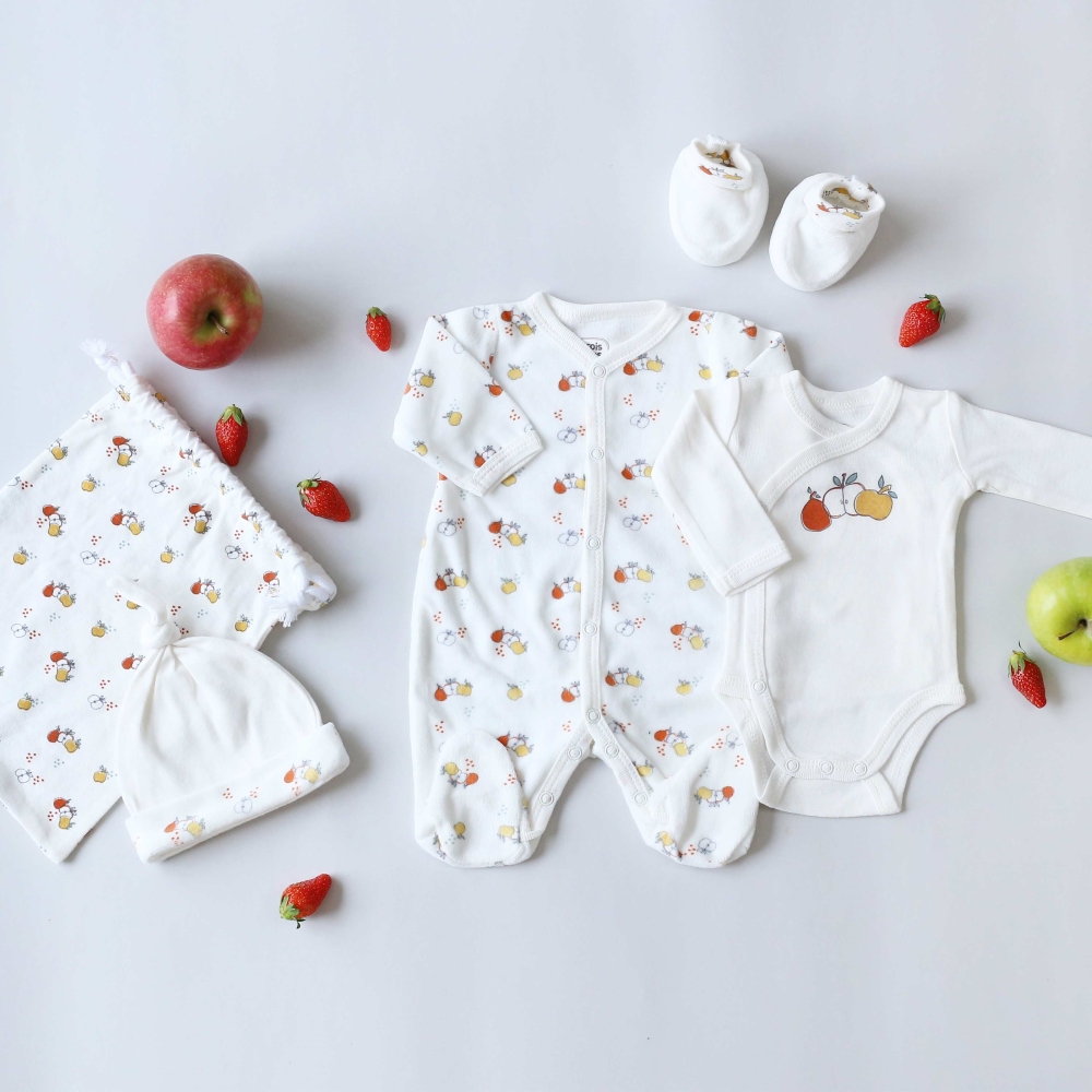 Geboorte kit gepresenteerd met echte appels en kleine aardbeien