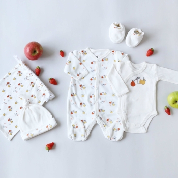 Kit naissance présenté avec de vraies pommes et des petites fraises