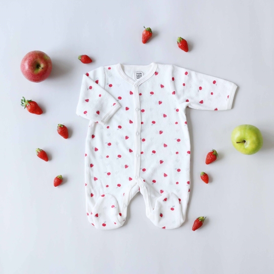 Pijama de nacimiento blanco con pequeñas fresas estampadas