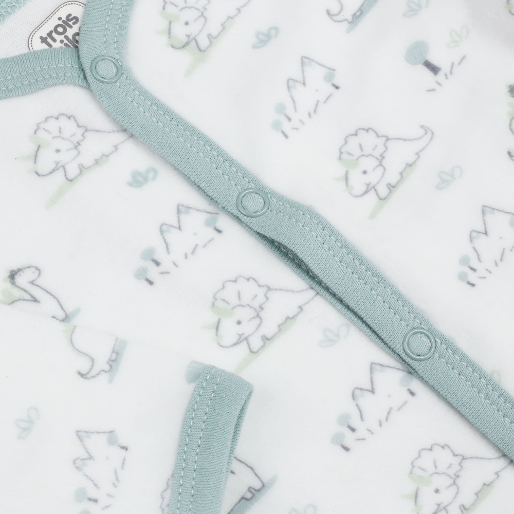 Zoom sur l'impirmé dino trop mignon du pyjama bébé