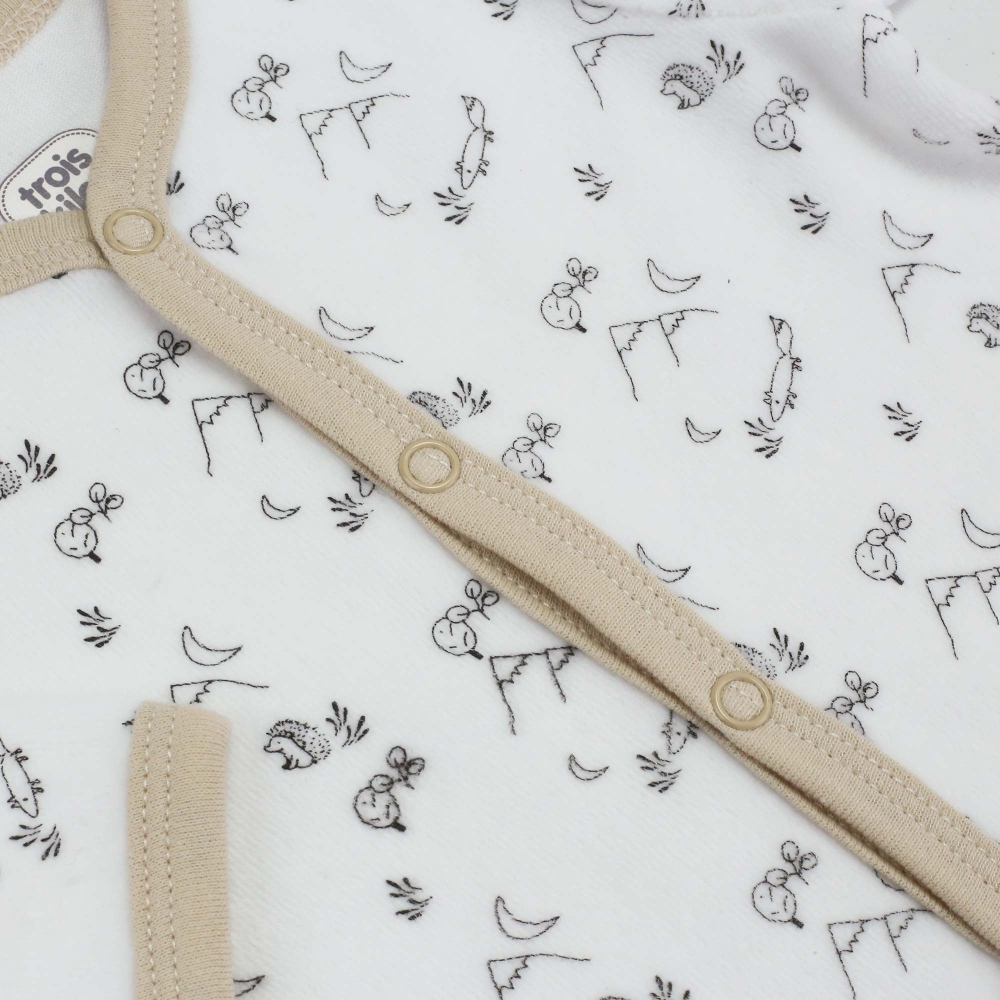 Nahaufnahme des Berg- und Kleintier-Prints auf dem Pyjama