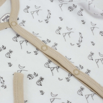 Nahaufnahme des Berg- und Kleintier-Prints auf dem Pyjama