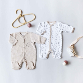 Inszenierung der beiden Pyjamas mit Holzpilzen und einer Kinderkamera