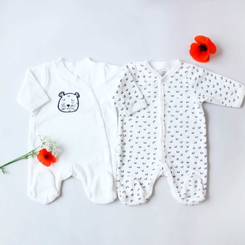 Styling van twee baby Luipaard pyjama's met tulpen als decoratie