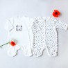 Scena con due pigiami bebè Leopardo decorati con tulipani