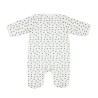 Nahaufnahme der Rückseite des Baby-Pyjamas mit Leopard-Print