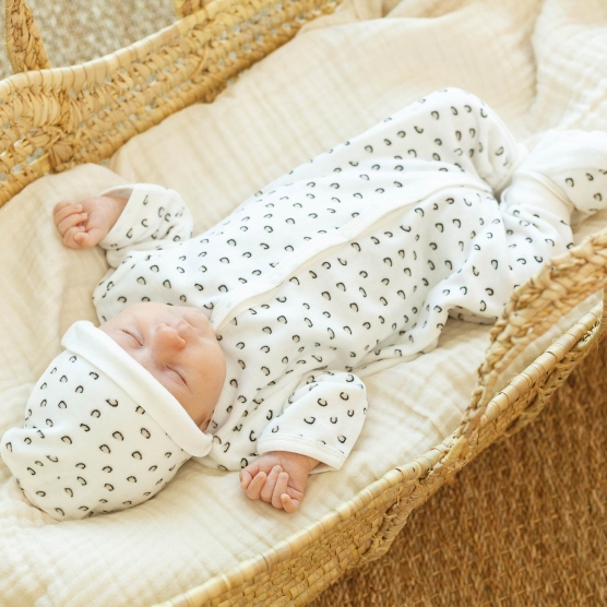 komplettes Geburtsset mit Pyjama, Body, Mütze, Schuhen, Fäustlingen und der passenden Aufbewahrungstasche