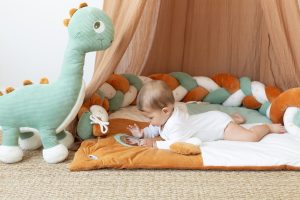 bébé joues avec la tresse décorative autour.