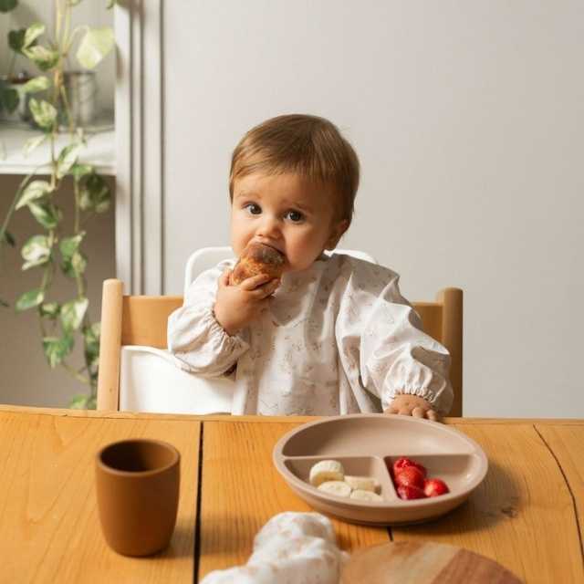 Le nécessaire pour les repas de bébé - bavoir et kit repas